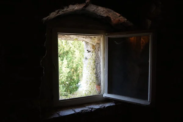 Une Vieille Fenêtre Dans Une Pièce Près Des Fours Chambre — Photo