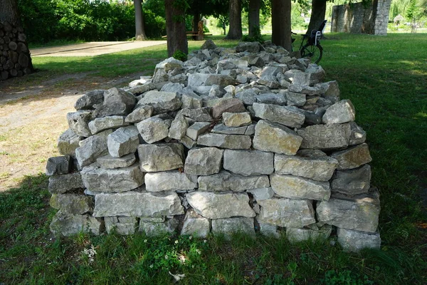 Pedra Calcária Empilhada Para Disparar Território Uma Antiga Pedreira Calcário — Fotografia de Stock