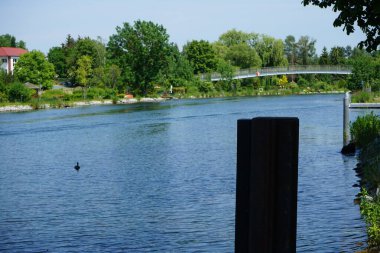 Strausberger Muehlenfliess nehir manzaralı antik kireçtaşı taş ocağının yanında. Berlin yakınlarındaki Ruedersdorf, Almanya