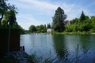 Strausberger Muehlenfliess nehir manzaralı antik kireçtaşı taş ocağının yanında. Berlin yakınlarındaki Ruedersdorf, Almanya