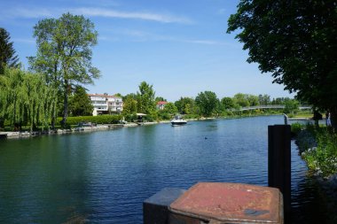Strausberger Muehlenfliess nehir manzaralı antik kireçtaşı taş ocağının yanında. Berlin yakınlarındaki Ruedersdorf, Almanya