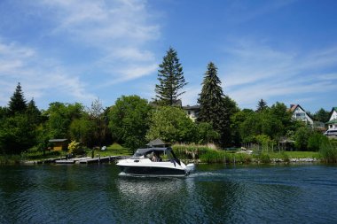 Strausberger Muehlenfliess nehir manzaralı antik kireçtaşı taş ocağının yanında. Berlin yakınlarındaki Ruedersdorf, Almanya