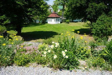 Haziran 'da Achillea filisardulina, Geranium makro hizum, Leucanthemum vulgare ve diğer çiçeklerle çiçek tarhı. Berlin yakınlarındaki Ruedersdorf, Almanya