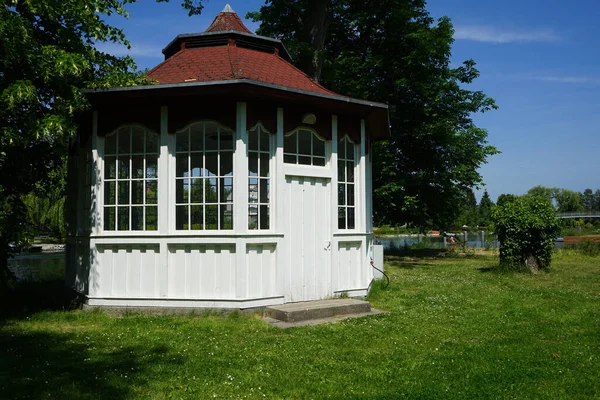 Trälusthus Vid Ett Parkområde Omgivet Växtlighet Juni Ruedersdorf Nära Berlin — Stockfoto