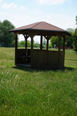Kireçtaşı ocağının yakınındaki tarihi bir parkta ahşap bir çardak. Ruedersdorf bei Berlin, Almanya 