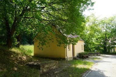 1934 'ten kalma Misafir Evi Steigerhaus yakınlarındaki ek bina. Almanya 'nın tarihi simgeleri. Ruedersdorf bei Berlin, Almanya