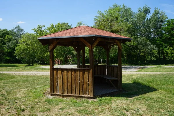 Kireçtaşı ocağının yakınındaki tarihi bir parkta ahşap bir çardak. Ruedersdorf bei Berlin, Almanya 