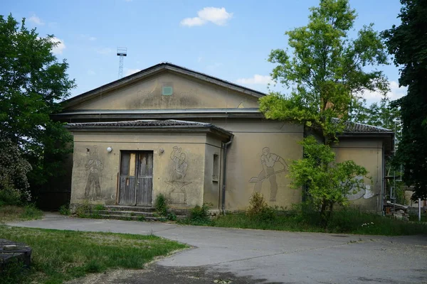 Edifício Abandonado Casa Carvão Com Ornamento Nas Paredes Perto Forno — Fotografia de Stock