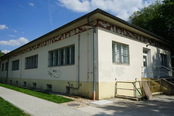 工業地帯で1936年からスグラフィトの凍結を持つ旧研究所 Sgraffitoは湿らせた表面に対照的な色で着色された石膏の層を適用することによって生成される壁の装飾のいずれかの技術です ドイツ ベルリン近郊のレーダースドルフ — ストック写真