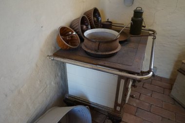 1817 'de inşa edilen Bohlenbinderhaus' taki madencilerin dairesinin içi. Ruedersdorf bei Berlin, Almanya 