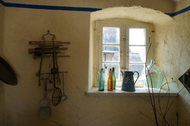 1817 'de inşa edilen Bohlenbinderhaus' taki madencilerin dairesinin içi. Ruedersdorf bei Berlin, Almanya 