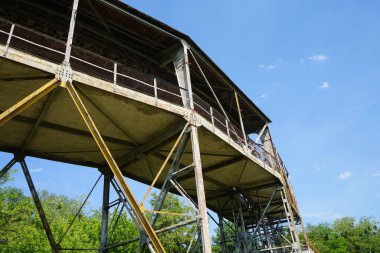 1959 'dan kalma tarihi kablo tv saptırma istasyonu açık bir kireçtaşı ocağının yanında. Berlin yakınlarındaki Ruedersdorf, Almanya 