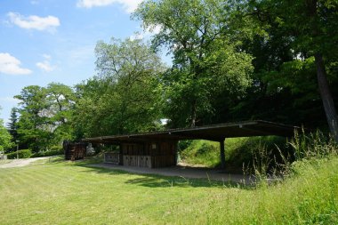 Tarihi Fırın Bataryası 'nın karşısındaki bir gölgeliğin altındaki kutular. Berlin yakınlarındaki Ruedersdorf, Almanya