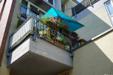 Balkonlar, Temmuz 'da çiçek saksıları ve kutularla süslenmiş. Berlin, Almanya