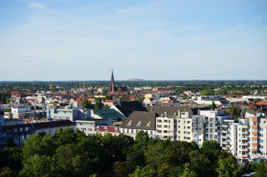 Tarihi Flakturm Humboldthain uçak savar kulesinin gözlem güvertesinden Berlin 'in güzel bir manzarası açılıyor. Berlin, Almanya 