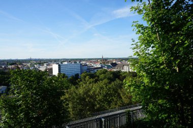 Tarihi Flakturm Humboldthain uçak savar kulesinin gözlem güvertesinden Berlin 'in güzel bir manzarası açılıyor. Berlin, Almanya 