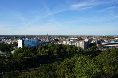 Tarihi Flakturm Humboldthain uçak savar kulesinin gözlem güvertesinden Berlin 'in güzel bir manzarası açılıyor. Berlin, Almanya