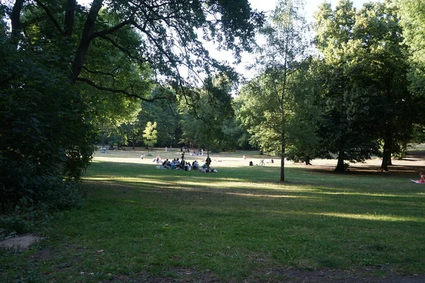 Берлінці Туристи Відпочивають Народному Парку Народний Парк Гумбольдтайн Берлін Німеччина — стокове фото