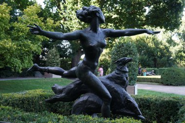 Jagende Nymphe 'nin bronz heykeli, Walter Schott, 1926. Volkspark 'taki Rosengarten Humboldain Ulusal Parkı. Berlin, Almanya 