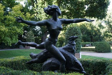 Jagende Nymphe 'nin bronz heykeli, Walter Schott, 1926. Volkspark 'taki Rosengarten Humboldain Ulusal Parkı. Berlin, Almanya 