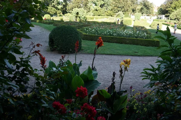 拱形凉亭附近的花边位于伏尔卡牌洪堡公园内 德国柏林 — 图库照片
