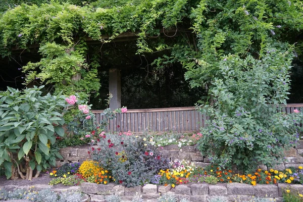 Long Belvédère Voûté Recouvert Glycines Des Bordures Florales Dans Parc — Photo