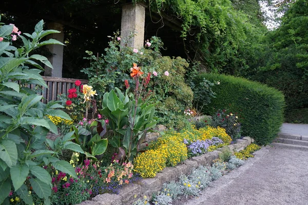 Long Belvédère Voûté Recouvert Glycines Des Bordures Florales Dans Parc — Photo