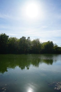 Güneş Temmuz 'da Wuhlesee Gölü' nün üzerinde parlıyor. Berlin, Almanya 