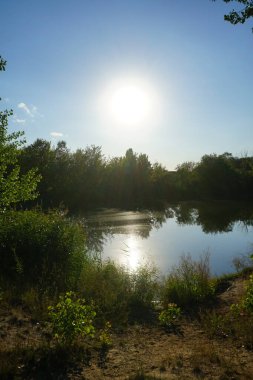 Güneş Temmuz 'da Wuhlesee Gölü' nün üzerinde parlıyor. Berlin, Almanya 
