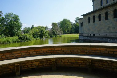 Güzel göl, Almanya 'nın Potsdam kentindeki Sanssouci Parkı' nın sarayındaki Protestan Barış Kilisesi yakınlarında yer almaktadır..