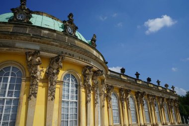 Sanssouci, Berlin yakınlarındaki Potsdam 'da tarihi bir binadır. Prusya Kralı Büyük Frederick tarafından yazlık sarayı olarak inşa edilen saray, sık sık Versailles 'in Alman rakipleri arasında sayılıyor. Almanya 