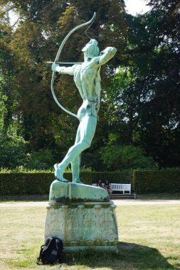 Apollo, Sanssouci Park 'taki Turuncu Saray' ın bahçesindeki Archer. Sanssouci Parkı 1700 'lerin ortalarında Büyük Frederick' in altında inşa edilen Sanssouci Sarayı 'nı çevreleyen büyük bir parktır. Potsdam, Almanya