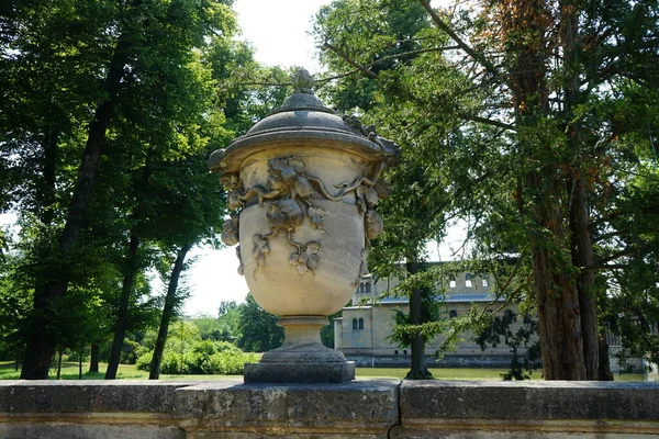 Parkta çitleri süsleyen rahatlatıcı antika bir vazo. Sanssouci Parkı 1700 'lerin ortalarında Büyük Frederick' in altında inşa edilen Sanssouci Sarayı 'nı çevreleyen büyük bir parktır. Potsdam, Almanya