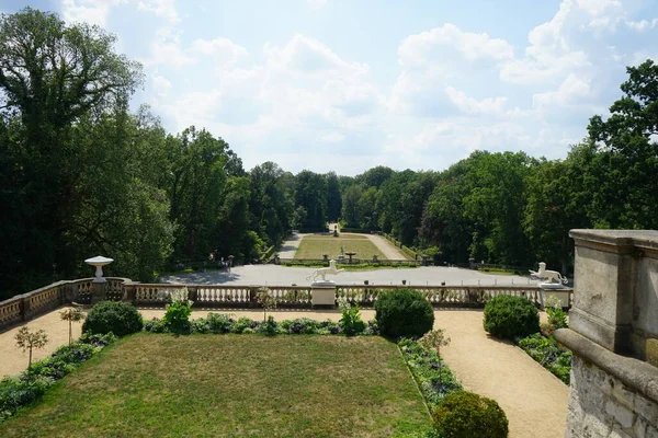 オランジェリー宮殿からの壮大な植生とサンシュヴァシ公園の景色 サンスナッチ公園は 1700年代半ばにフレデリック大王の下に建てられたサンスナッチ宮殿を囲む大きな公園です ポツダム ドイツ — ストック写真