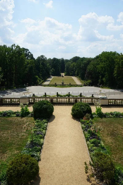 オランジェリー宮殿からの壮大な植生とサンシュヴァシ公園の景色 サンスナッチ公園は 1700年代半ばにフレデリック大王の下に建てられたサンスナッチ宮殿を囲む大きな公園です ポツダム ドイツ — ストック写真