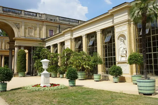 ドイツのオランジェリー宮殿 Orangery Palace 1851年から1864年にかけてフリードリヒ ウィリアム4世 英語版 の方向に建設されたイタリアのルネッサンス様式の建物である ポツダム ドイツ — ストック写真