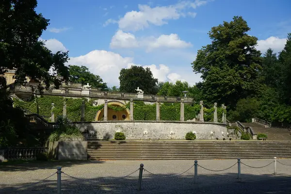 通往Orangery宫的楼梯位于Sanssouci公园 Sanssouci公园 Sanssouci Park 是一个围绕Sanssouci宫的大型公园 建于1700年代中期弗雷德里克大帝的统治下 德国波茨坦 — 图库照片