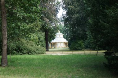Çin Evi, Sanssouci Parkı 'nda bir bahçe köşküdür. Bahçe mimarı Johann Gottfried Buering 'dir ve 1755 ve 1764 yılları arasında o zamanlar popüler olan Chinoiserie stilinde pavyonu tasarlamıştır. Potsdam, Almanya 