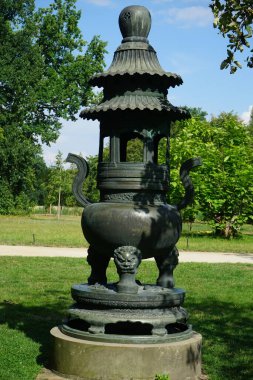 Sanssouci tütsü ocağı Sanssouci Park bölgesindeki Çin Evi yakınlarında. Potsdam, Almanya 