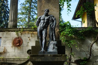 Sanssouci Parkı 'ndaki Farnese Herkül heykelinin kopyası. Farnese Herkül, M.S. 3. yüzyılın başlarında yapılmış ve Glykon tarafından imzalanmış antik bir Herkül heykelidir. Potsdam, Almanya
