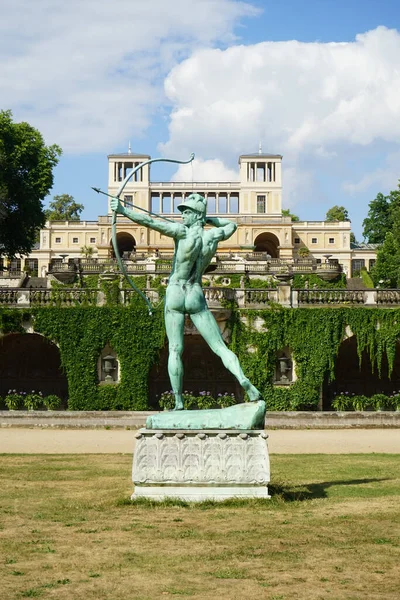 アポロ サンシャシ公園のオランジェリー宮殿の庭のアーチャー サンスナッチ公園は 1700年代半ばにフレデリック大王の下に建てられたサンスナッチ宮殿を囲む大きな公園です ポツダム ドイツ — ストック写真