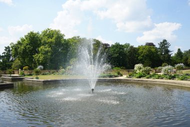 Parkta antik bir çeşme bulunmaktadır. Sanssouci Parkı 1700 'lerin ortalarında Büyük Frederick' in altında inşa edilen Sanssouci Sarayı 'nı çevreleyen büyük bir parktır. Potsdam, Almanya 