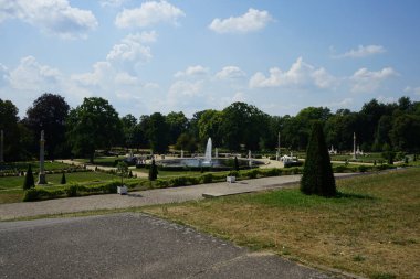Parkta antik bir çeşme bulunmaktadır. Sanssouci Parkı 1700 'lerin ortalarında Büyük Frederick' in altında inşa edilen Sanssouci Sarayı 'nı çevreleyen büyük bir parktır. Potsdam, Almanya 
