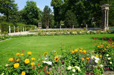 Çiçek açan yataklar Temmuz ayında Obeliskportal 'ı süslüyor. Alman Obeliskportal Obelisk girişi, Almanya 'nın Potsdam kentindeki Sanssouci Parkı' nın doğu sınırını oluşturur.. 