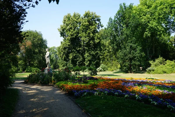 1850年雕塑家埃米尔 沃尔夫在德国波茨坦Sanssouci公园的Marlygarten雕像被鲜花环绕 — 图库照片