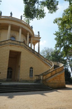 Belvedere auf dem Klausberg, Sanssouci Park 'ta 177072 yılında Georg Christian Unger' ın planlarıyla inşa edilmiş bir binadır. Potsdam, Almanya