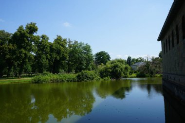 Güzel göl, Almanya 'nın Potsdam kentindeki Sanssouci Parkı' nın sarayındaki Protestan Barış Kilisesi yakınlarında yer almaktadır.. 