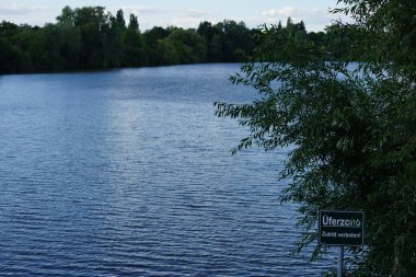 Biesdorfer Baggersee Gölü manzarası ağustosta muhteşem bir bitki örtüsüyle çevrilidir. Berlin, Almanya