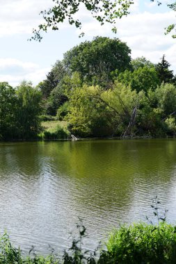 Ağustos ayında Wuhlesee Gölü yemyeşil bitki örtüsüyle çevrilidir. Wuhlebecken, Almanya 'da Berlin eyaletinde yer alan bir göldür.