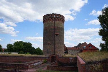 Spandau Kalesi 'ndeki Julius Tower' ın dış görünüşü. Spandau 'nun simgelerinden biri olan Julius Kulesi 30 metre yüksekliğindedir. Spandau Hisarı (Almanca: Zitadelle Spandau, Almanca: Zitadelle Spandau), Almanya 'nın başkenti Berlin' de bir kale..